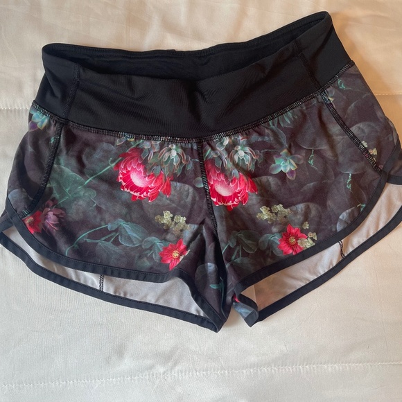 Lululemon speed up shorts 2.5 inch, size 2 - Picture 1 of 6